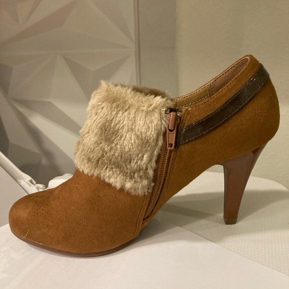 🧡NEW Suede & Fur Faux * Camel/Brown Booties Heels Sz 8 - Picture 6 of 12